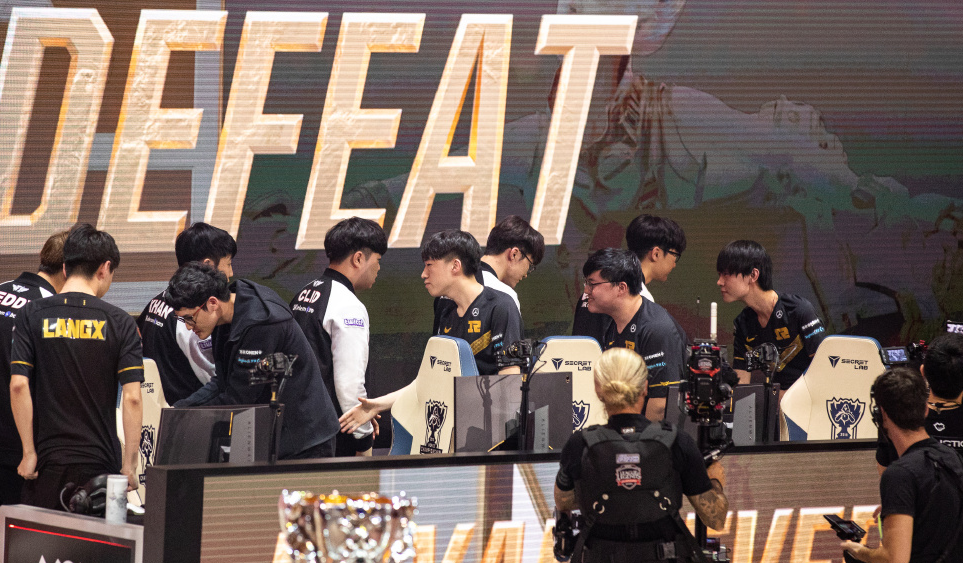 包含Karsa在瑞士队比赛中回归赛场清晨多特蒙德调整名单以备社区盾，哈兰德在RNG比赛中状态火爆直接炸裂的词条